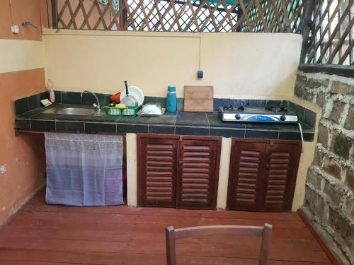 贝岛Spices Beach Studio Madirokely Nosy Be的厨房配有水槽和台面