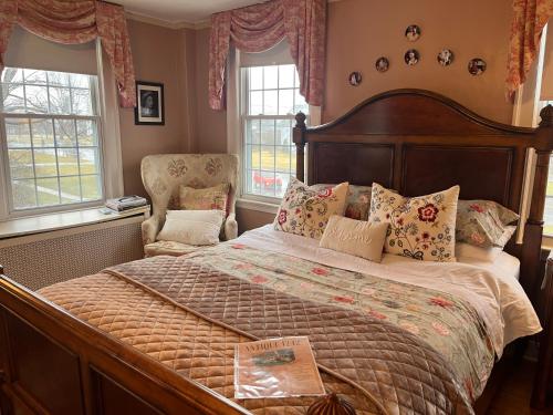 恩菲尔德Antique1242 British Bed & Breakfast的一间卧室设有一张大床和两个窗户。