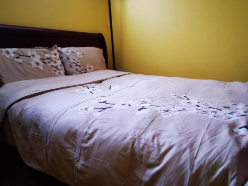 多伦多one queen-sized bed convenient location的一张带白色床单和鲜花的床