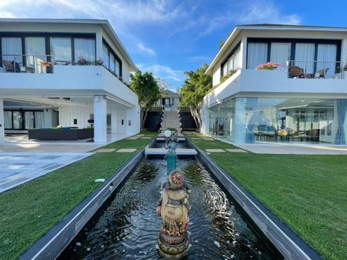 苏梅岛Bluemango Pool Villa & Resort Koh Samui的房屋前有喷泉的房子