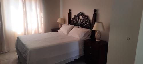 迪斯卡弗里贝Ocean view的一间卧室设有一张大床和一个窗户。