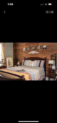 托马斯维尔The Cozy Cottage的一间卧室配有一张带木制床头板的床