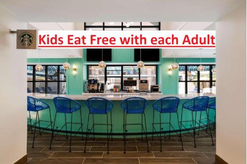 奥兰多奥兰多国际大道索奈斯特ES套房酒店的每位成人的孩子在带蓝色椅子的餐厅免费用餐