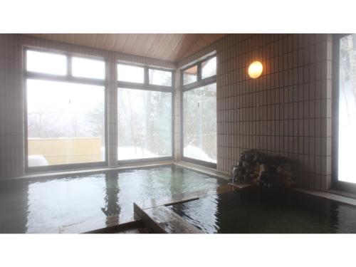 松本Nakanoyu Onsen Ryokan - Vacation STAY 06683v的一间设有窗户的池水客房