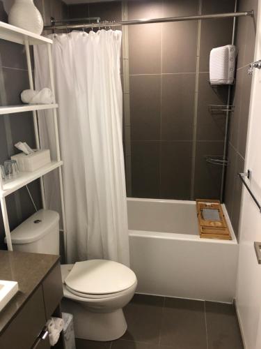 多伦多Oasis in the 6ix的浴室配有白色卫生间和淋浴。