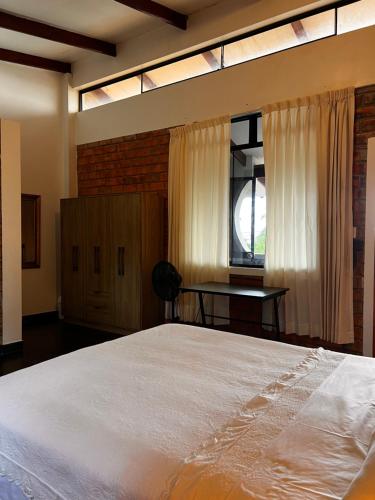 塔拉波托DELUX的一间卧室设有一张大床和一个窗户。