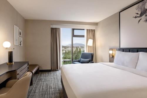 里士满Radisson Blu Vancouver Airport Hotel & Marina的一间设有大床和窗户的酒店客房