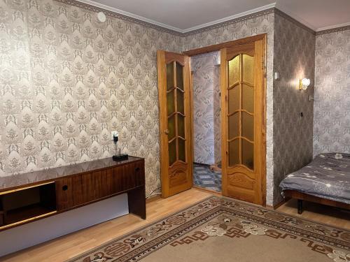 苏梅Недорога квартира на Харківській, 32的空房间,设有床和两扇木门