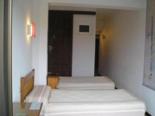 卡拉菲格拉坎霍尔迪旅馆的一间设有三张床的房间,位于一个设有门的房间