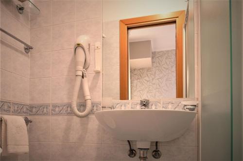 里米尼Hotel Ombretta Mare的一间带水槽和镜子的浴室