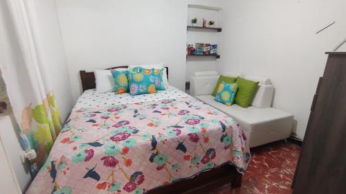 波帕扬ELVIAJERO HOSTAL的一间带床和沙发的小卧室