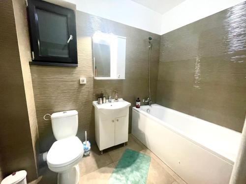 普洛耶什蒂Residence 3的一间带卫生间的浴室和墙上的电视