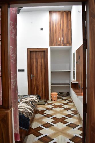 马图拉HOTEL RUDRA RESIDENCY Near Railway station的一间设有门和瓷砖地板的客房