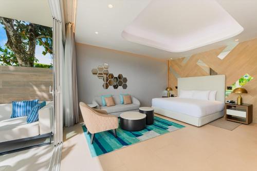 蓬塔卡纳Sunrise Miches Beach Resort, Punta Cana - All Inclusive - Adults Only的一间卧室配有一张床和一张沙发