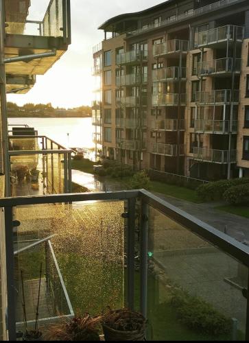 海宁格松Haugesund centrum apartment的从公寓大楼的阳台上可欣赏到风景。