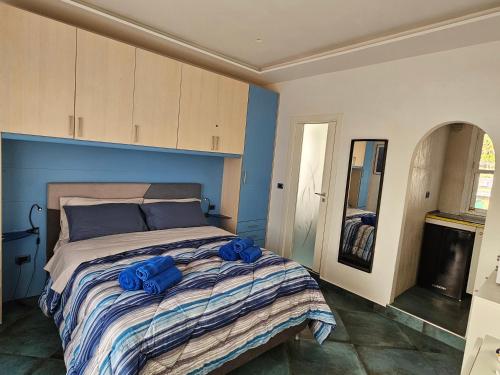 马奥莱A terrace on the sea的一间卧室配有一张带蓝色毛巾的床