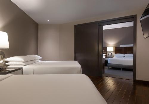 巴拿马城Marriott Panama Hotel - Albrook的酒店客房带两张床和一间卧室
