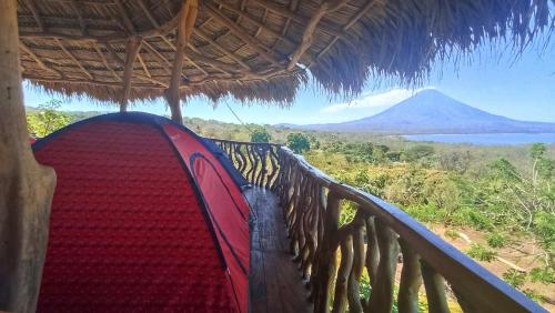 Hostel & Camping Sol Y Luna Ometepe的阳台或露台