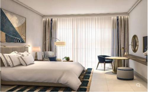 阿莱曼马拉西海滩地标度假村的酒店客房设有一张大床和一张桌子。