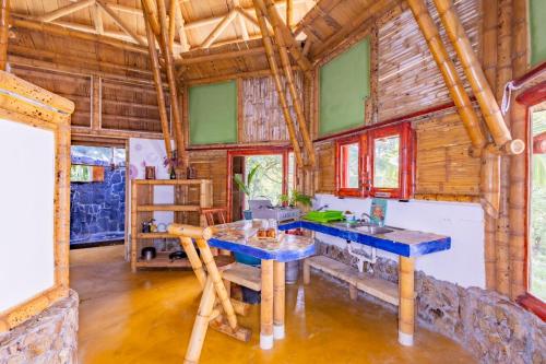 圣卡塔利娜岛Eco-Lodge Deseo Bamboo的木屋内的厨房配有蓝色桌子