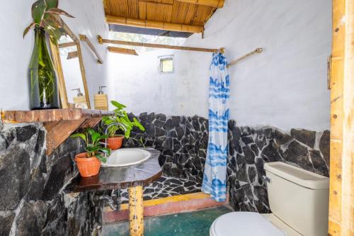 圣卡塔利娜岛Eco-Lodge Deseo Bamboo的一间带水槽和卫生间的浴室