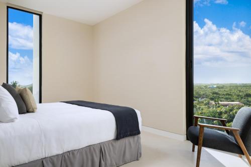 Long Bay HillsUXUE Villa 4 BR的一间卧室设有一张床和一个大窗户