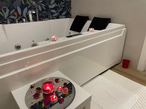 博尔戈蒙特内罗DreamHouse Circeo的白色浴缸上装有糖果盘