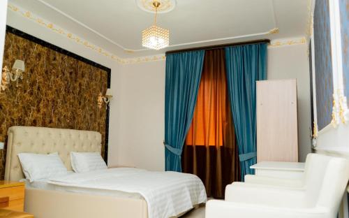 ZaozërnyyHotel Antalya的一间卧室设有两张床和蓝色窗帘