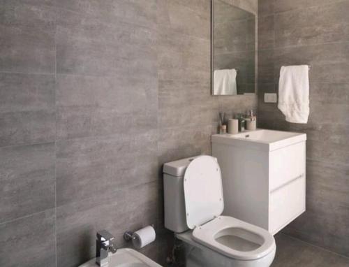 蒙得维的亚South Apartments的浴室配有白色卫生间和盥洗盆。