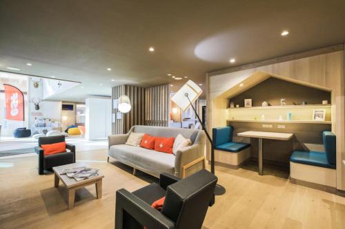 莱斯奥琉斯Résidence Premium L'Hévana - maeva Home - Appartement 4 pièces 8 personnes 61的客厅配有沙发、椅子和桌子