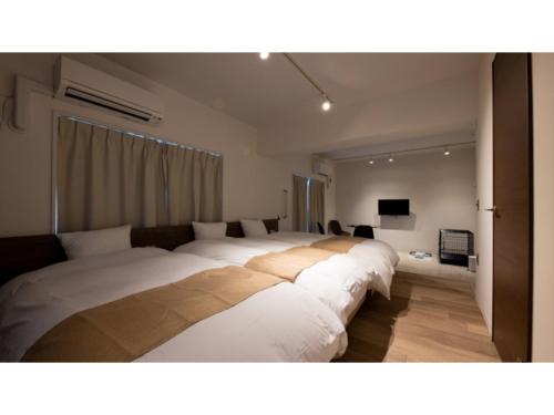 京都River Side Arashiyama - Vacation STAY 86277v的一间卧室设有两张大床和电视