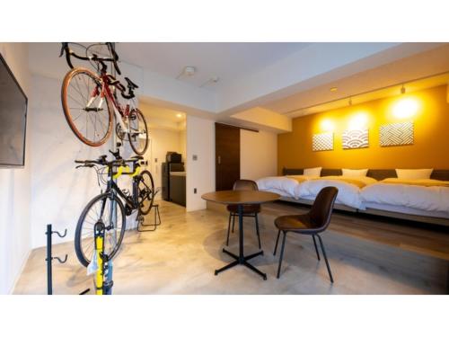京都River Side Arashiyama - Vacation STAY 86248v的卧室配有一张床,墙上挂着自行车