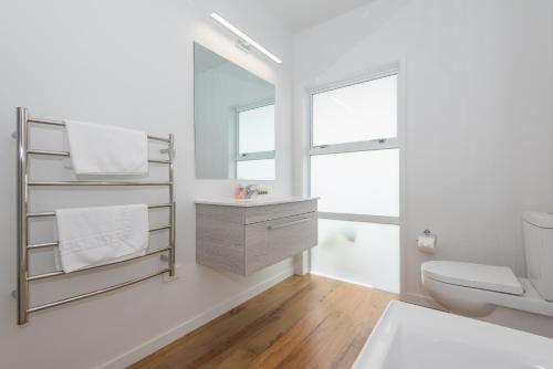 罗托鲁瓦Lakeside Gem的白色的浴室设有卫生间和水槽。