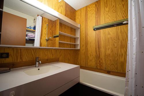 瓦尔莫雷尔PIERRAFORT G - Appartement PIERRAFORT 19 pour 5 Personnes 20的浴室配有盥洗盆和浴缸。
