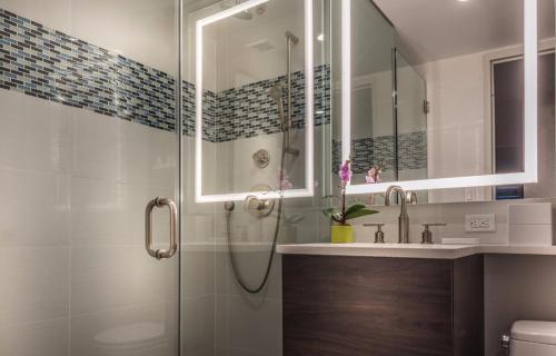 纽约伯尼克酒店纽约市 - 希尔顿Tapestry精品的带淋浴和盥洗盆的浴室
