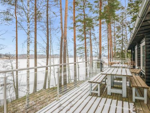 NummiHoliday Home Villa lahnajärvi by Interhome的木制甲板上设有野餐桌