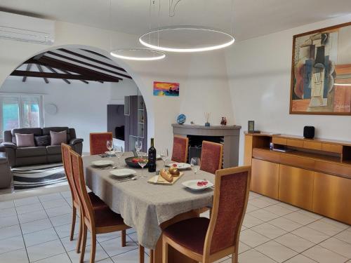 阿格诺Holiday Home Villa Miralago by Interhome的用餐室配有桌椅和沙发