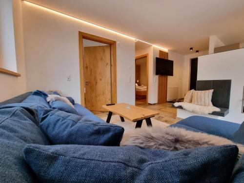 湖城Apartment Home Dachsbau by Interhome的客厅配有蓝色的沙发和桌子