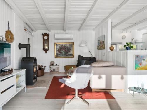 伦德Holiday Home Sylvia - 450m from the sea in Djursland and Mols by Interhome的客厅配有沙发和桌子