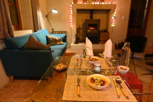 Rémalardune oasis dans le perche的客厅配有玻璃桌和食物