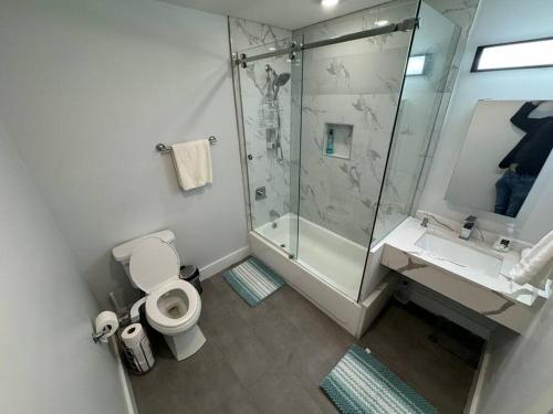 帕特森The Elegant Suite - 2BR with Great Amenities的带淋浴、卫生间和盥洗盆的浴室