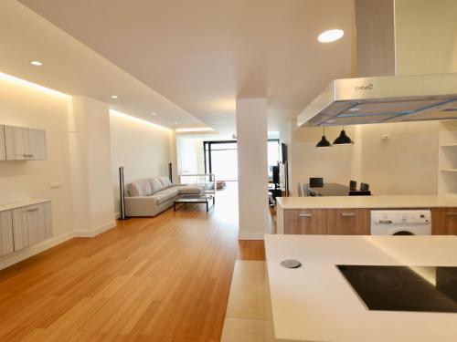 瓦伦西亚Apartment Loft Villalonga by Interhome的大厨房和带白色台面的客厅