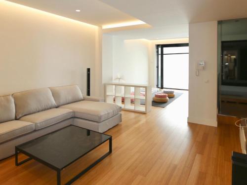瓦伦西亚Apartment Loft Villalonga by Interhome的带沙发和咖啡桌的客厅