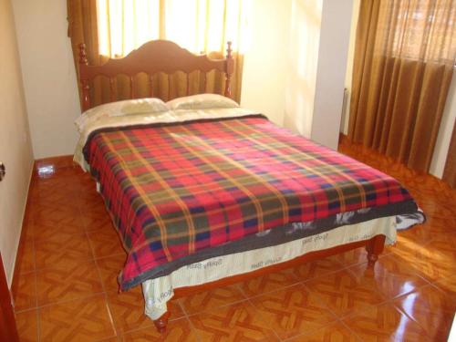 瓦拉斯Villa hospedaje的床上有铺着铺着地毯的床