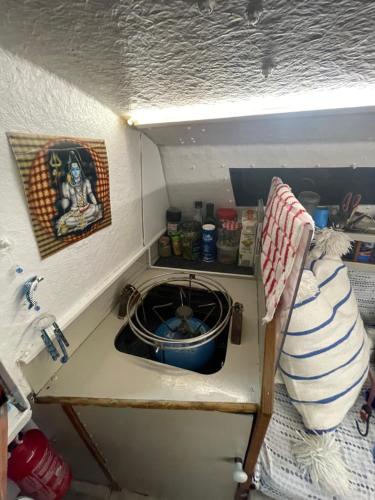 格吕桑Symbiose sur l’eau Gruissan的一间带水槽和炉灶的小厨房