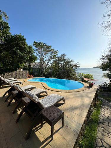 圣卡塔利娜岛Nativo的一个带躺椅的游泳池和海洋