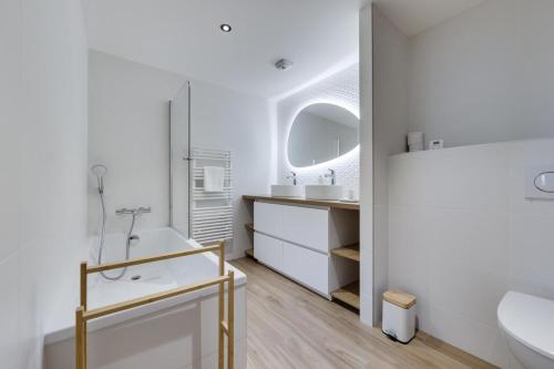 拉赫兹耶尔Résidence Les Alpages - Pièces 884的白色的浴室设有水槽和镜子