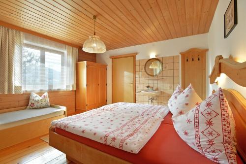 布里克森谷地霍普夫加尔滕谷格霍夫公寓的一间卧室设有床、窗户和水槽