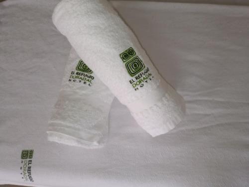 特里温福港Hotel El refugio Doradal的毛巾上挂着一卷卫生纸
