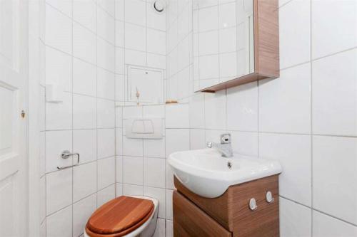 卑尔根佩佩斯公寓的白色的浴室设有卫生间和水槽。